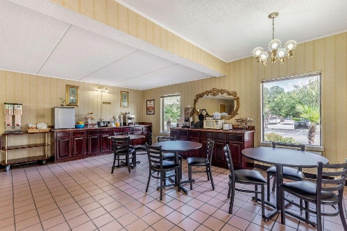 Econo Lodge Inn & Suites Lugoff image 1